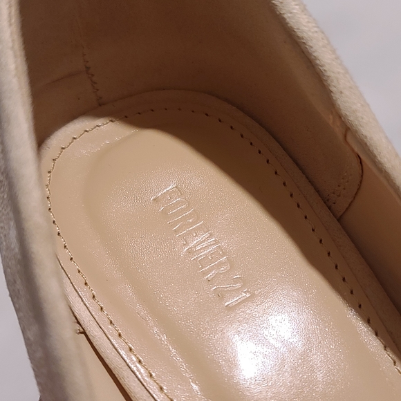 FOREVER 21 NUDE/Cream Faux Suede Pointy Toe Heeled pumps Size 8.5 - Picture 9 of 10